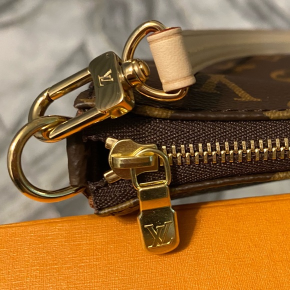 💯% Authentic LV Pochette Accessories - Picture 9 of 10